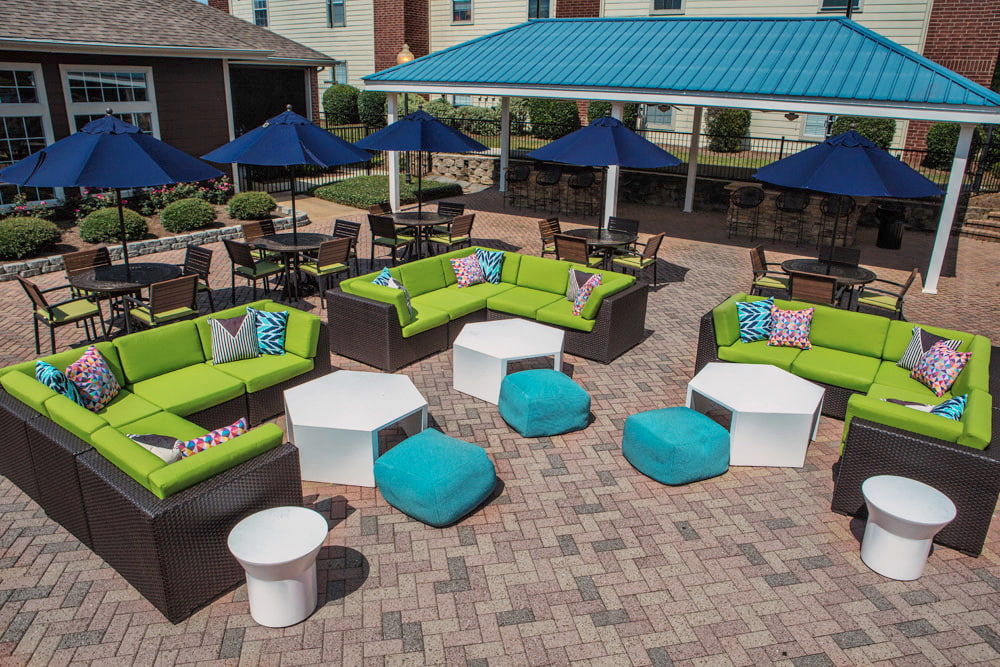 outdoor courtyard with tables and chairs at the beacon apartments